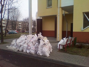 Мусор возле дома - Вывоз мусора коммунальная услуга